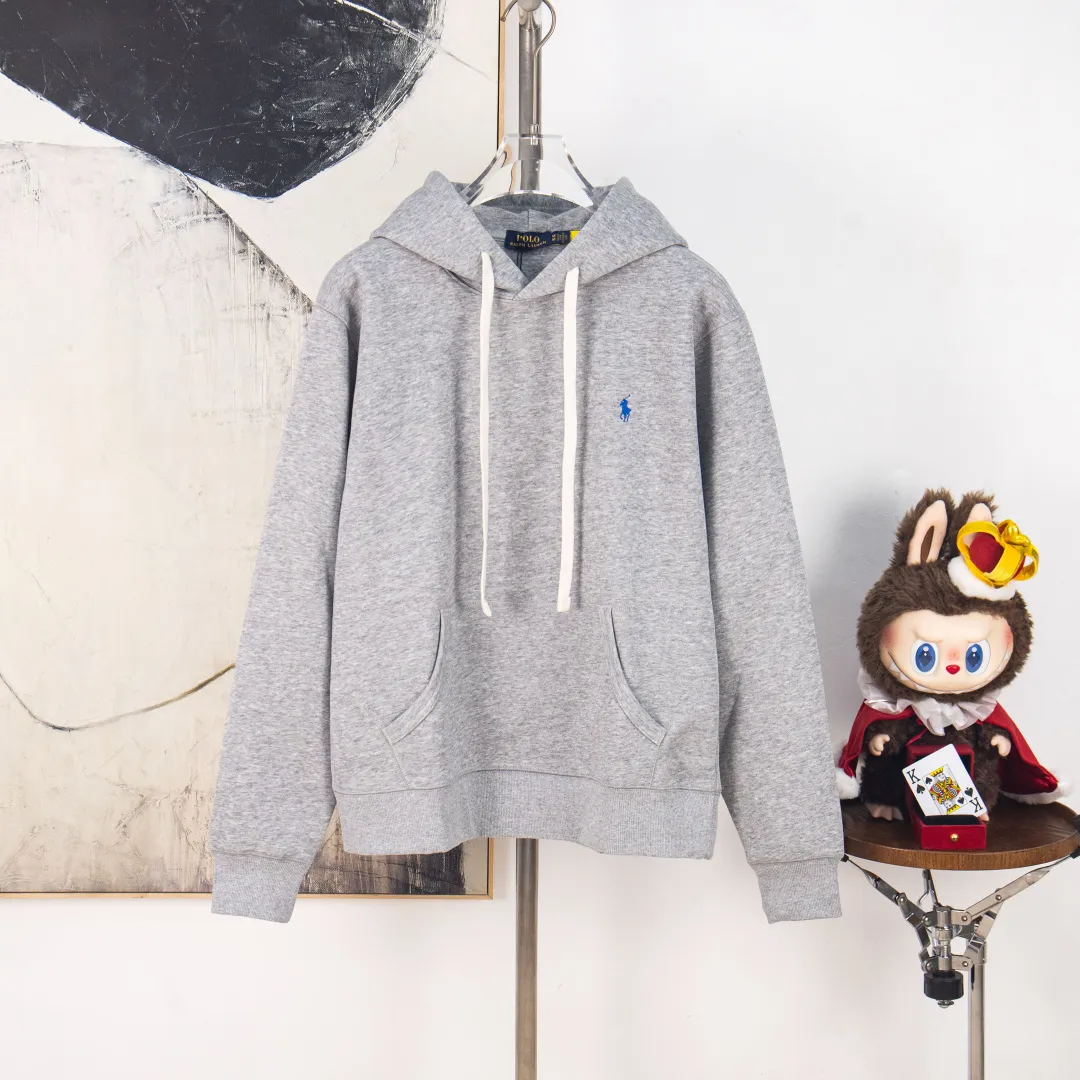 P300 zp version [Exclusive supply] Ralph Lauren/Ralph Lauren 2025SS Four Seasons classic style stacked topstitch design five-color thin hooded sweatshirt -370g double-sided cotton heavyweight fabric✅ -Original same 7.5CM widened thread processing✅ -Front collar patchwork triangle block four-needle six-thread topstitch design✅ -RL Four Seasons classic style Loose fit, easy for both men and women to control Simple Clean and versatile, exposed topstitching patchwork triangle 1.3 cm retro original color hook and loop drawstring, full of details. Color: navy blue, brown, pink, gray. Size: S M L XL. Number: WW10748.